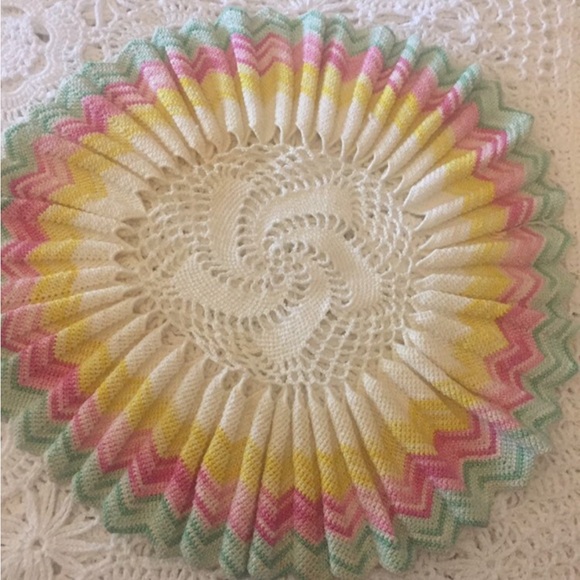 Pair of Vintage Circular Linens Doilies Home Decor Handmade - Picture 3 of 3